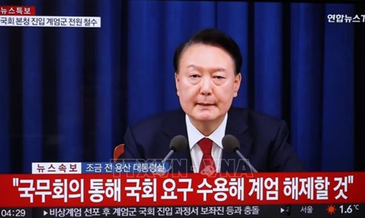 Trong cuộc họp nội các khẩn rạng sáng 4.12, Tổng thống Hàn Quốc Yoon Suk Yeol tuyên bố dỡ bỏ lệnh thiết quân luật ban bố tối 3.12. Ảnh: TTXVN