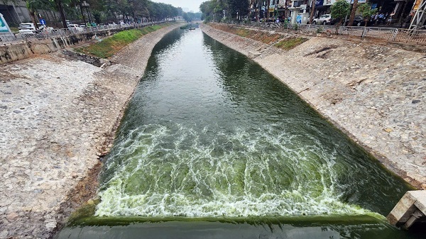 Bơm nước vào sông Tô Lịch là giải pháp tốt nhất, nhanh nhất. Ảnh: Quang Phong