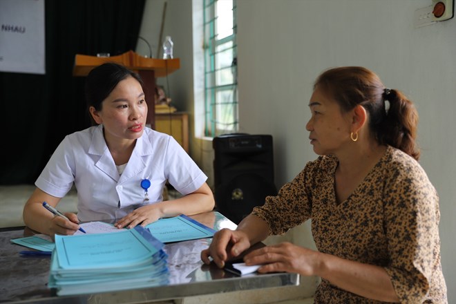 A medical worker is examining a person's health. Illustration photo: Thuy Linh