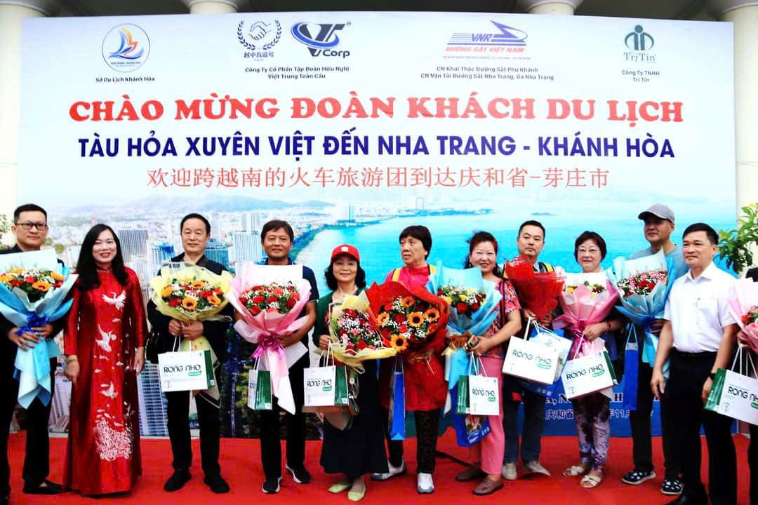 So Du lich tinh Khanh Hoa phoi hop voi cac don vi to chuc don doan khach du lich tau hoa xuyen Viet den Nha Trang – Khanh Hoa. Anh: Hoai Bao