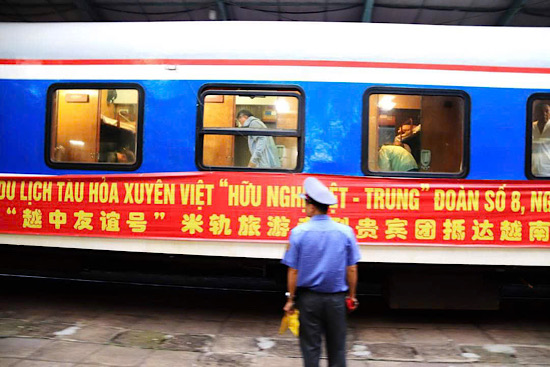 Du khach quoc te dung chan tai Nha Trang qua du lich tau hoa. Anh: Phuong Linh