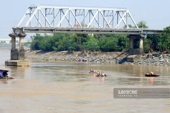 Verifying the identity of the skull under Phong Chau bridge. Photo: To Cong.
