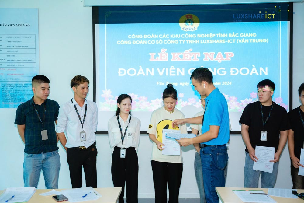 Membership admission ceremony at the Trade Union of Luxshare - ICT Company Limited (Van Trung) (Bac Giang province). Photo: Provided by Trade Union