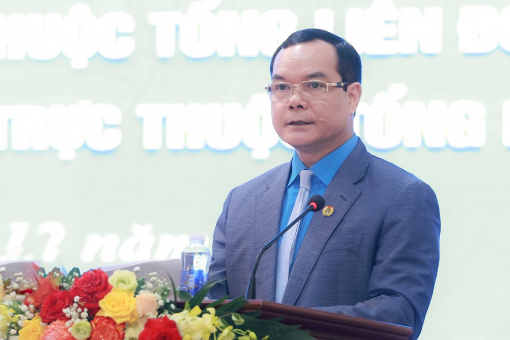 Mr. Nguyen Dinh Khang, member of the Party Central Committee, Secretary of the Party Delegation, President of the Vietnam General Confederation of Labor, gave a speech at the conference. Photo: Hai Nguyen