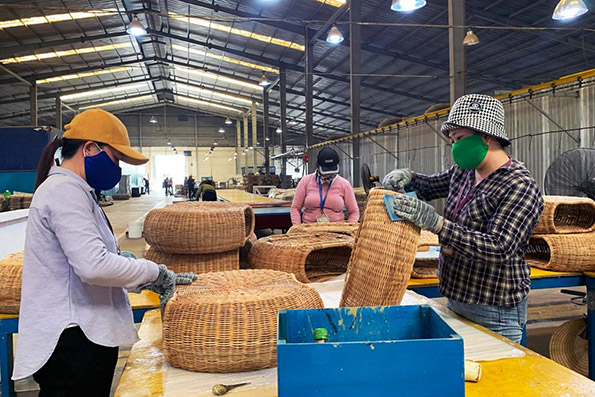 Workers in Phu Yen province are consulted and introduced to work in industrial parks. Photo: Tuong An