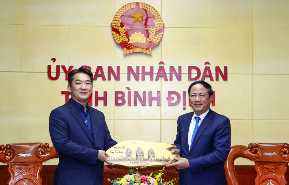 Chairman of Binh Dinh Provincial People's Committee Pham Anh Tuan (right) presents a souvenir to Mr. Lim Hyun Seong - CEO and Chief Representative of the Company's Office in Hanoi. Binh Dinh Provincial Information Portal
