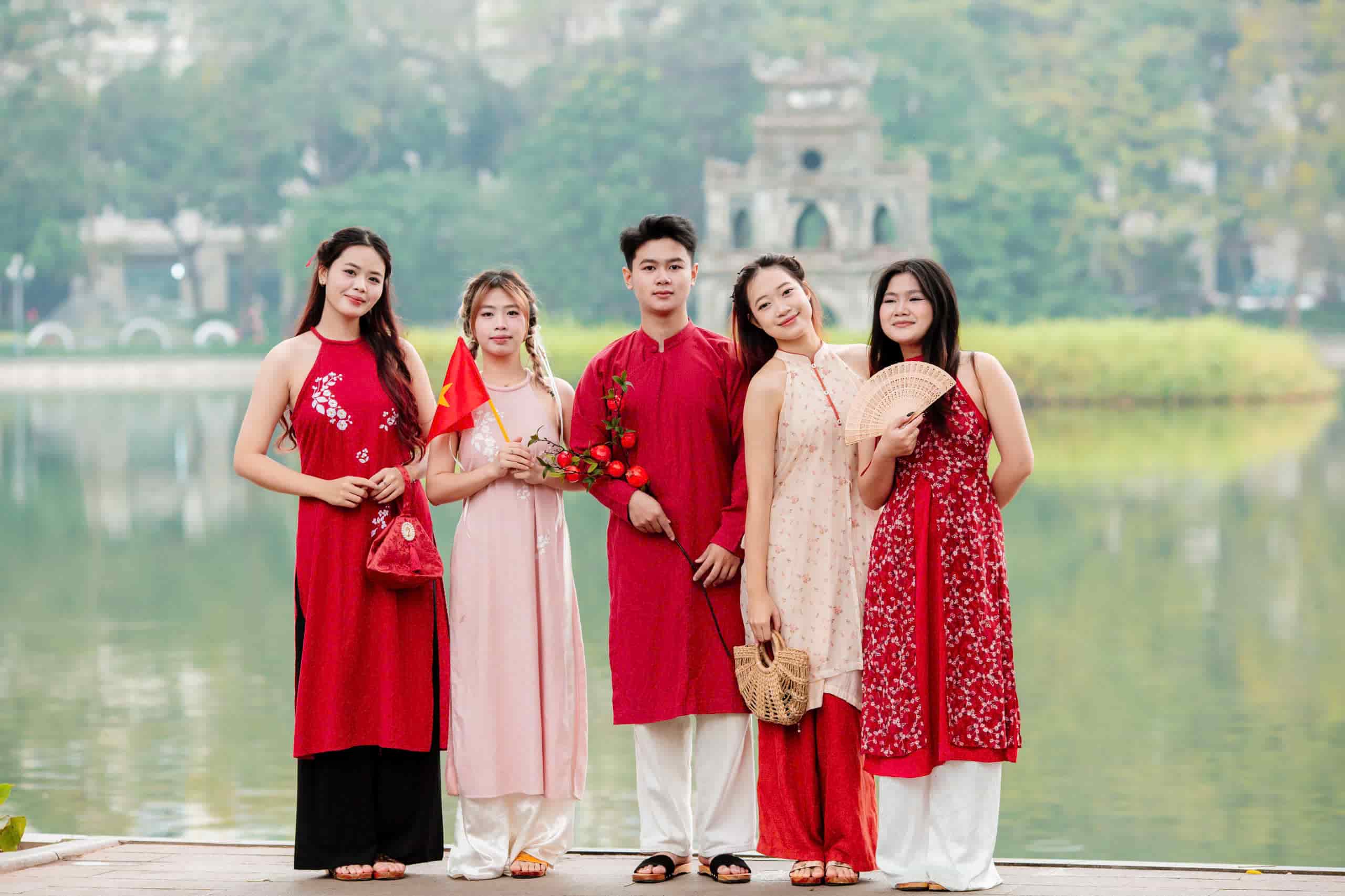 Hanoi youth eagerly get dressed up to take early Tet photos