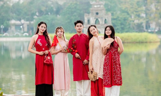 Giới trẻ Hà Nội háo hức lên đồ chụp ảnh Tết sớm