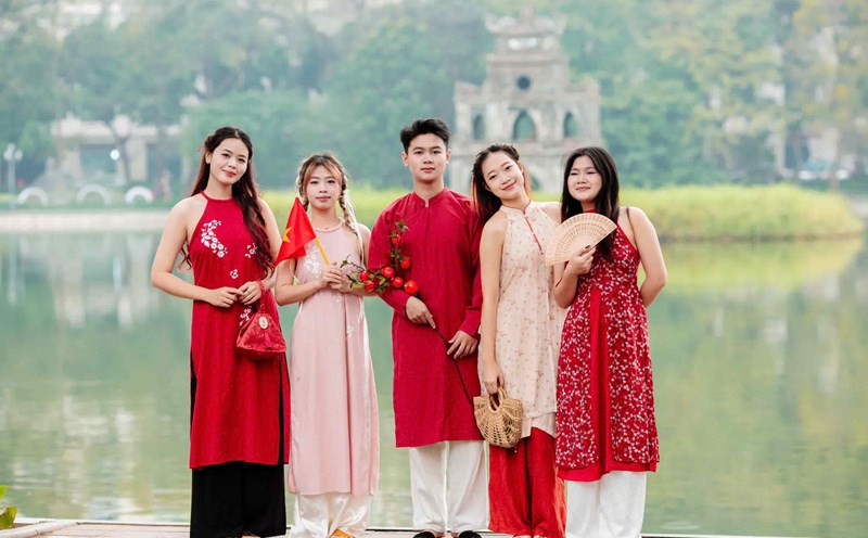 Hanoi youth eagerly get dressed up to take early Tet photos