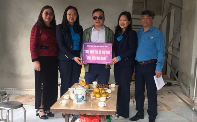 Funding support for union members in Cao Bang. Photo: Provided by the unit.