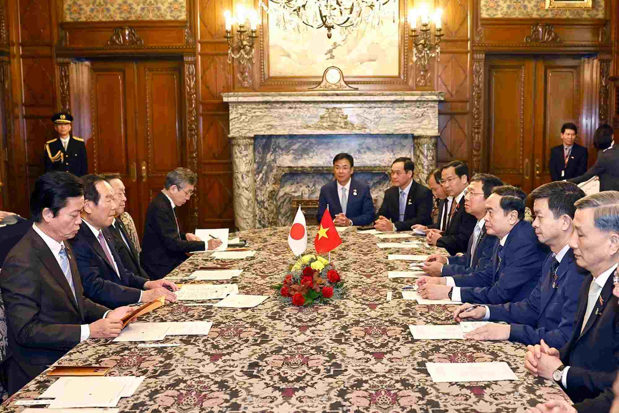 Scene of the talks between Politburo member and National Assembly Chairman Tran Thanh Man and Speaker of the Japanese House of Representatives Nukaga Fukushiro. Photo: VNA