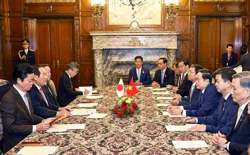 Scene of the talks between Politburo member and National Assembly Chairman Tran Thanh Man and Speaker of the Japanese House of Representatives Nukaga Fukushiro. Photo: VNA