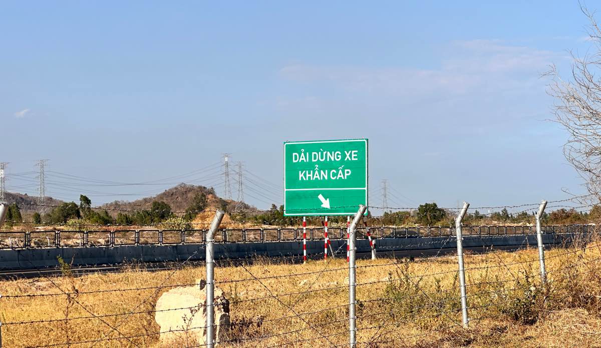 Cu 4-5 km co dai dung xe khan cap tren cao toc Vinh Hao - Phan Thiet. Anh: Duy Tuan 