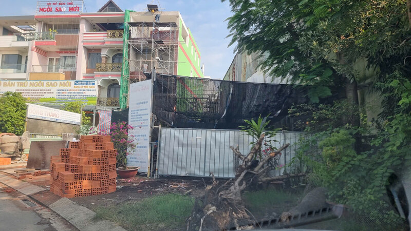 Public park land area occupied for business purposes. Photo: Huan Cao