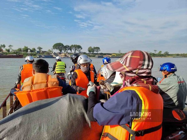 Người dân đi đò vượt sông Đuống khi cầu Hồ (Bắc Ninh) sửa chữa. Ảnh: Vân Trường