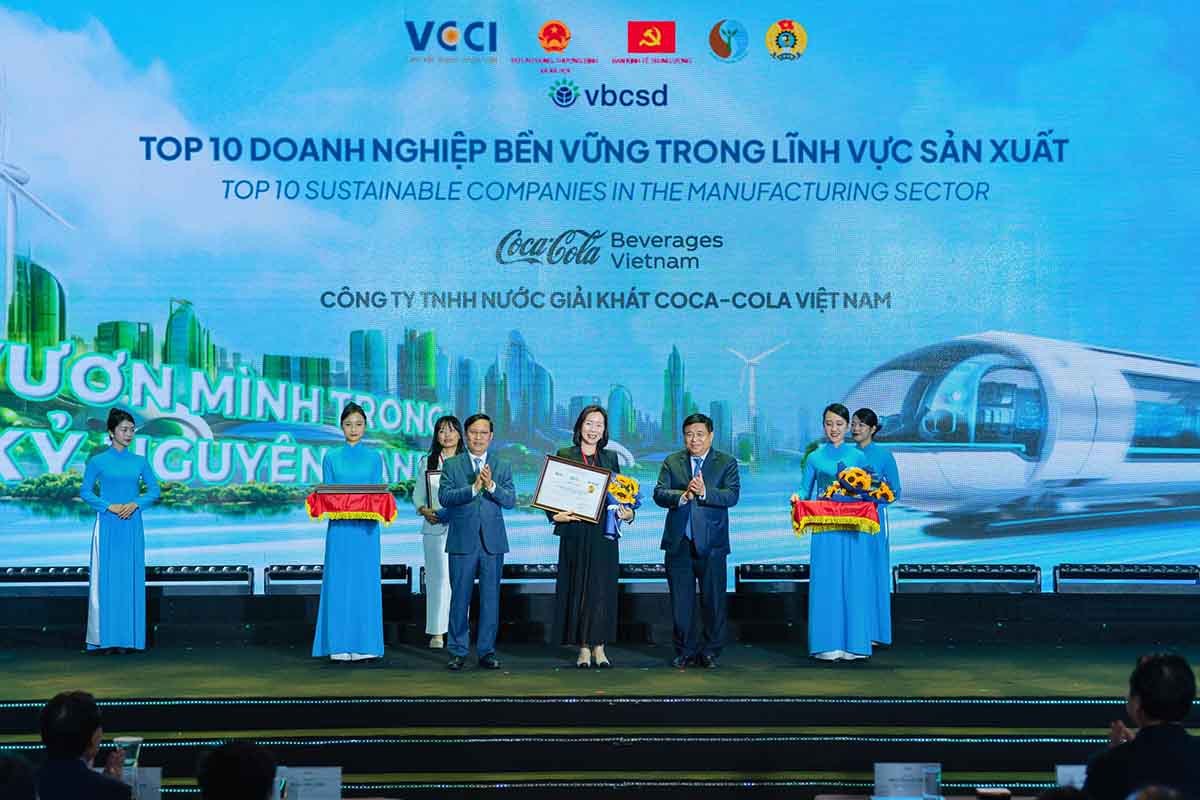 Coca-Cola Vietnam Beverage Company Limited is honored to be in the Top 10 "Sustainable Development Enterprises in 2024" in Hanoi. Photo: Provided by Coca-Cola Vietnam Beverage Company Limited