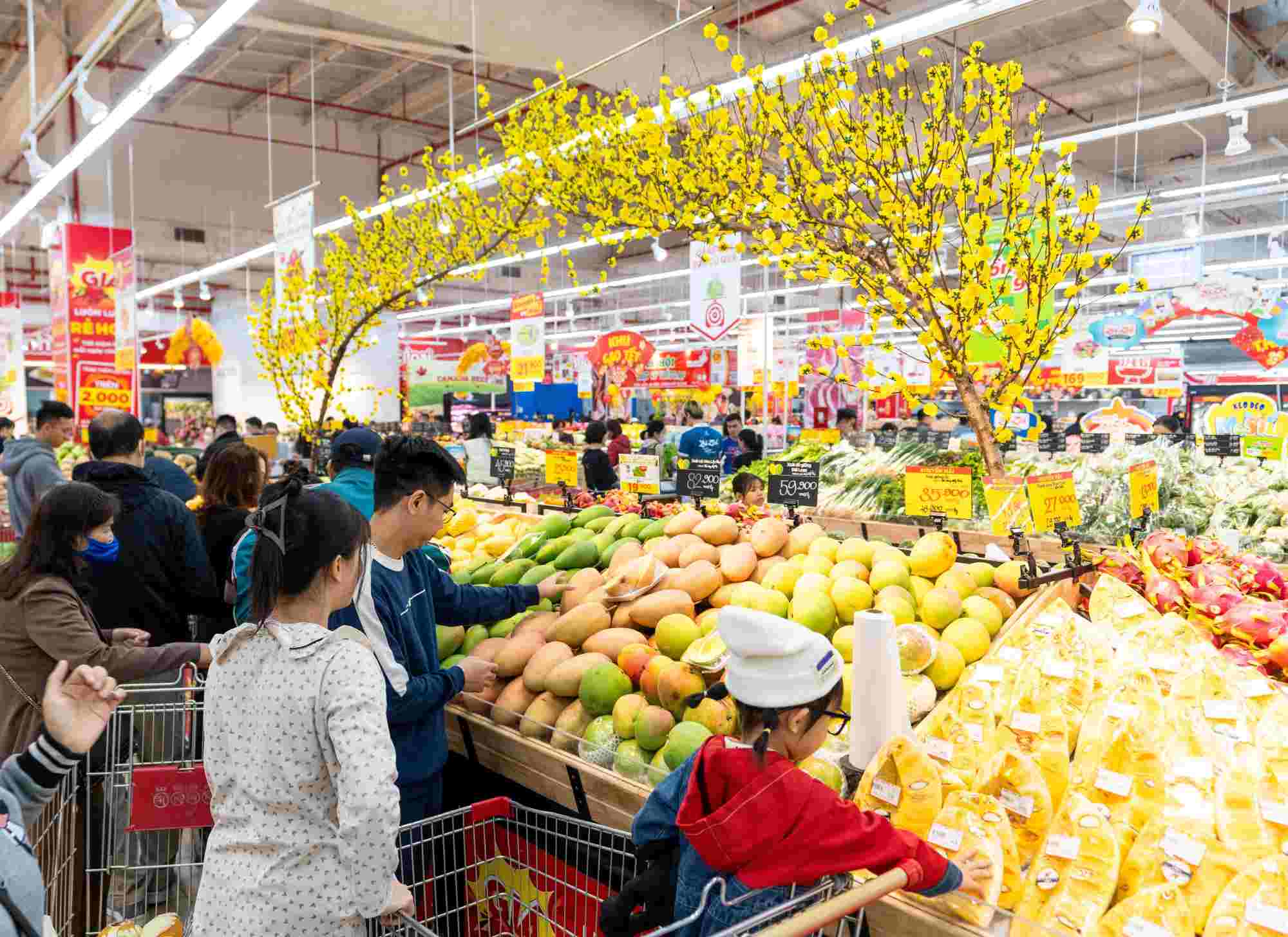 The shopping atmosphere has become more exciting in the last months of the year. Photo: Thanh Tan