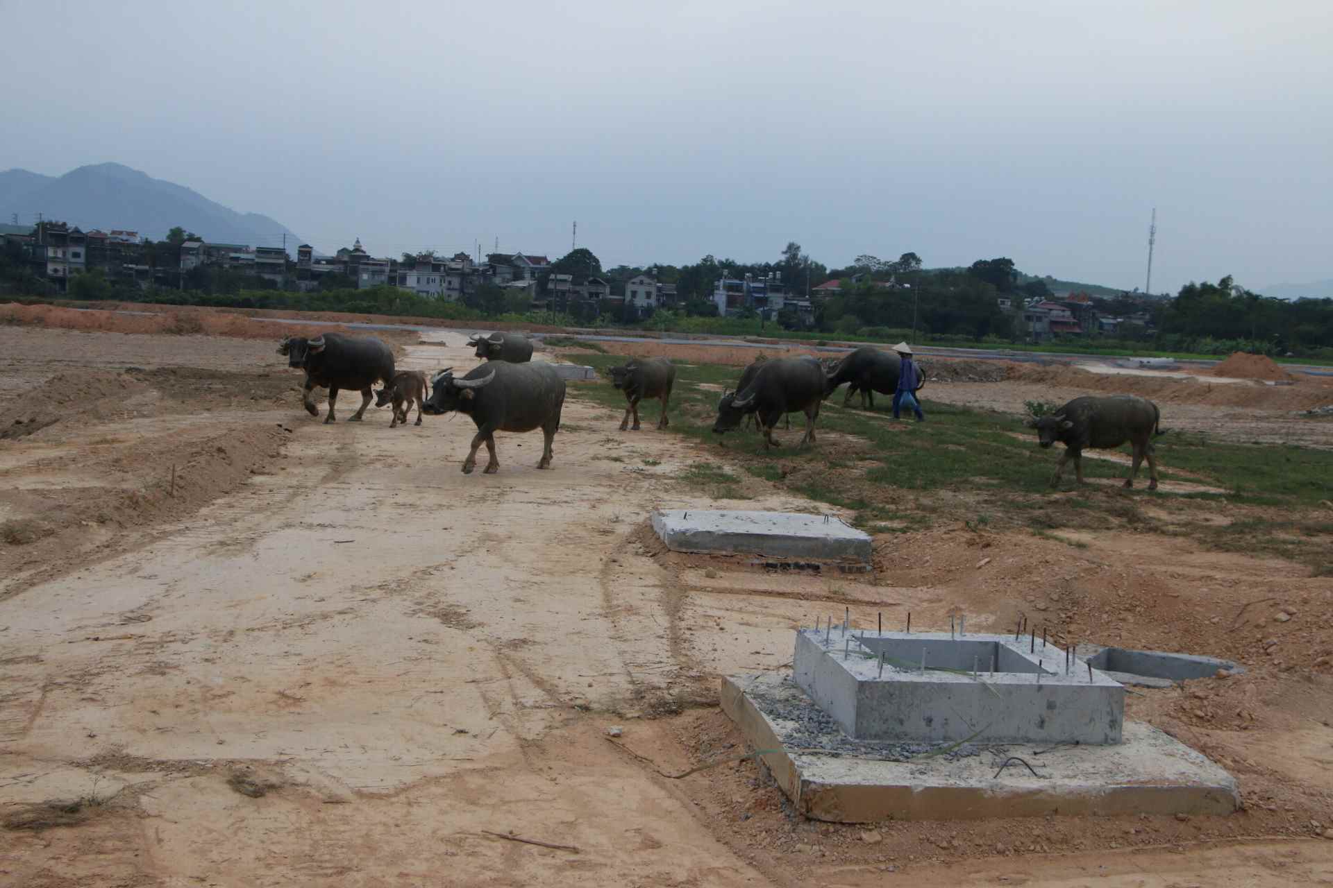 Tiến độ thi công ì ạch tại dự án khu đô thị trăm tỉ trên đất vàng giữa TP Tuyên Quang. Ảnh: Nguyễn Tùng