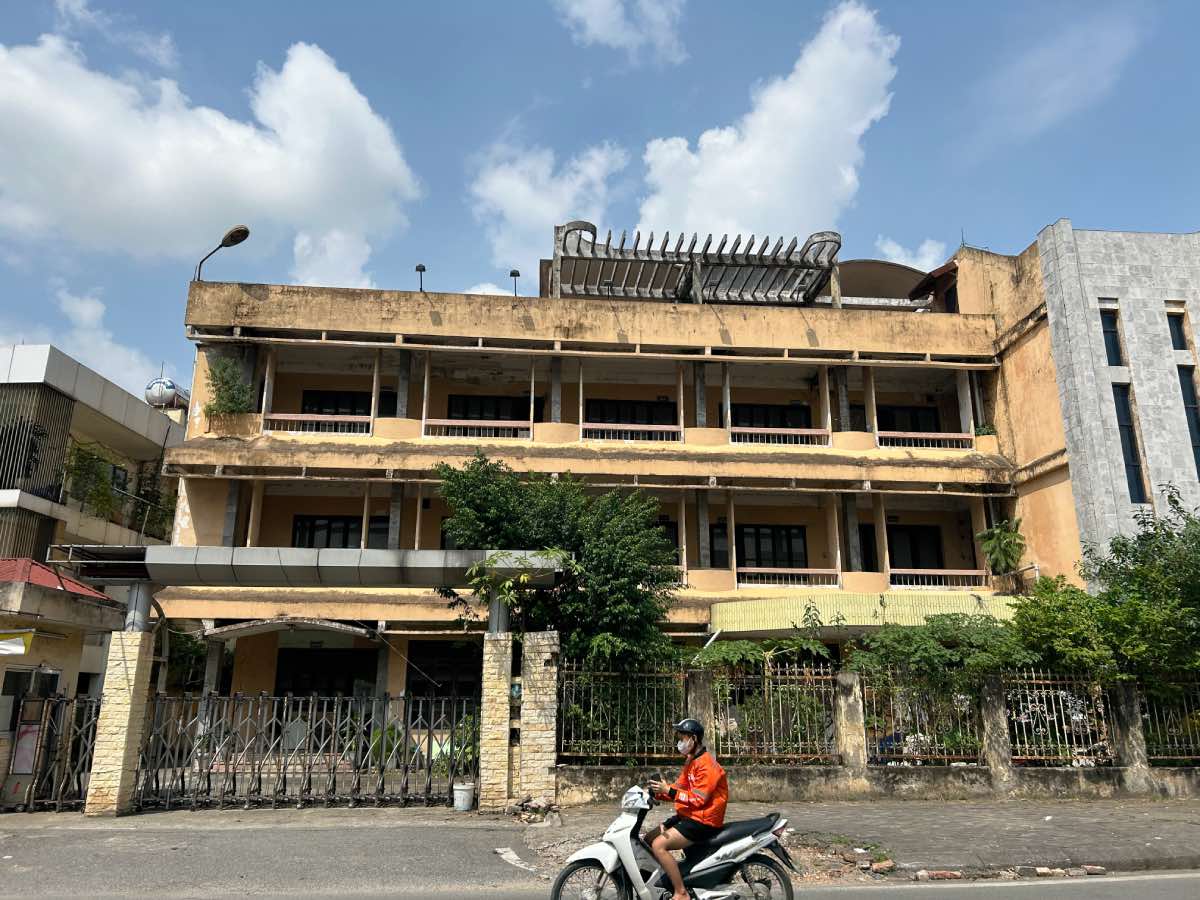 Building No. 32 To Hieu Street (Ha Dong, Hanoi) was formerly the headquarters of Ha Tay Radio and Television Station, abandoned and wasteful. Photo: Luong Hanh