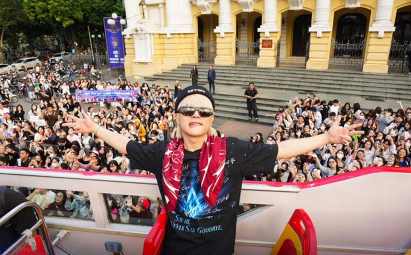 "Say hi brother" arrives in Hanoi. Photo: Producer