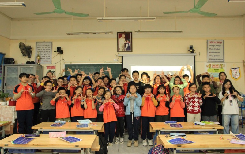 The project's "word contribution" activity. Photo by Anh Thu