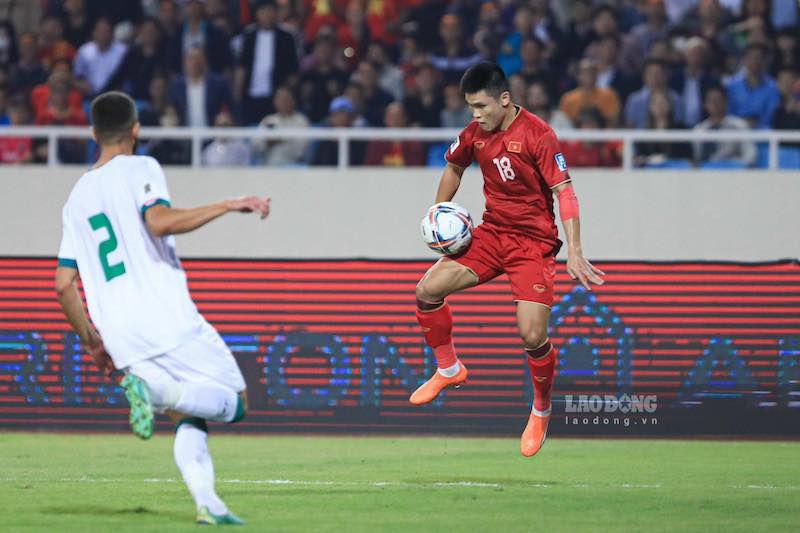 Vietnam team competes in the group stage of AFF Cup 2024 at Viet Tri Stadium, Phu Tho. Photo: Minh Dan