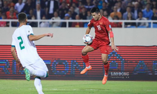 Tuyển Việt Nam thi đấu vòng bảng AFF Cup 2024 trên sân Việt Trì, Phú Thọ. Ảnh: Minh Dân