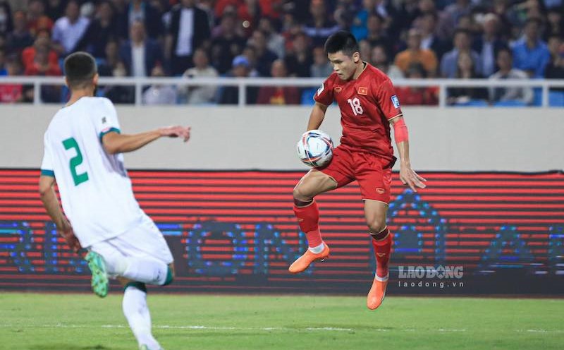 Vietnam team competes in the group stage of AFF Cup 2024 at Viet Tri Stadium, Phu Tho. Photo: Minh Dan