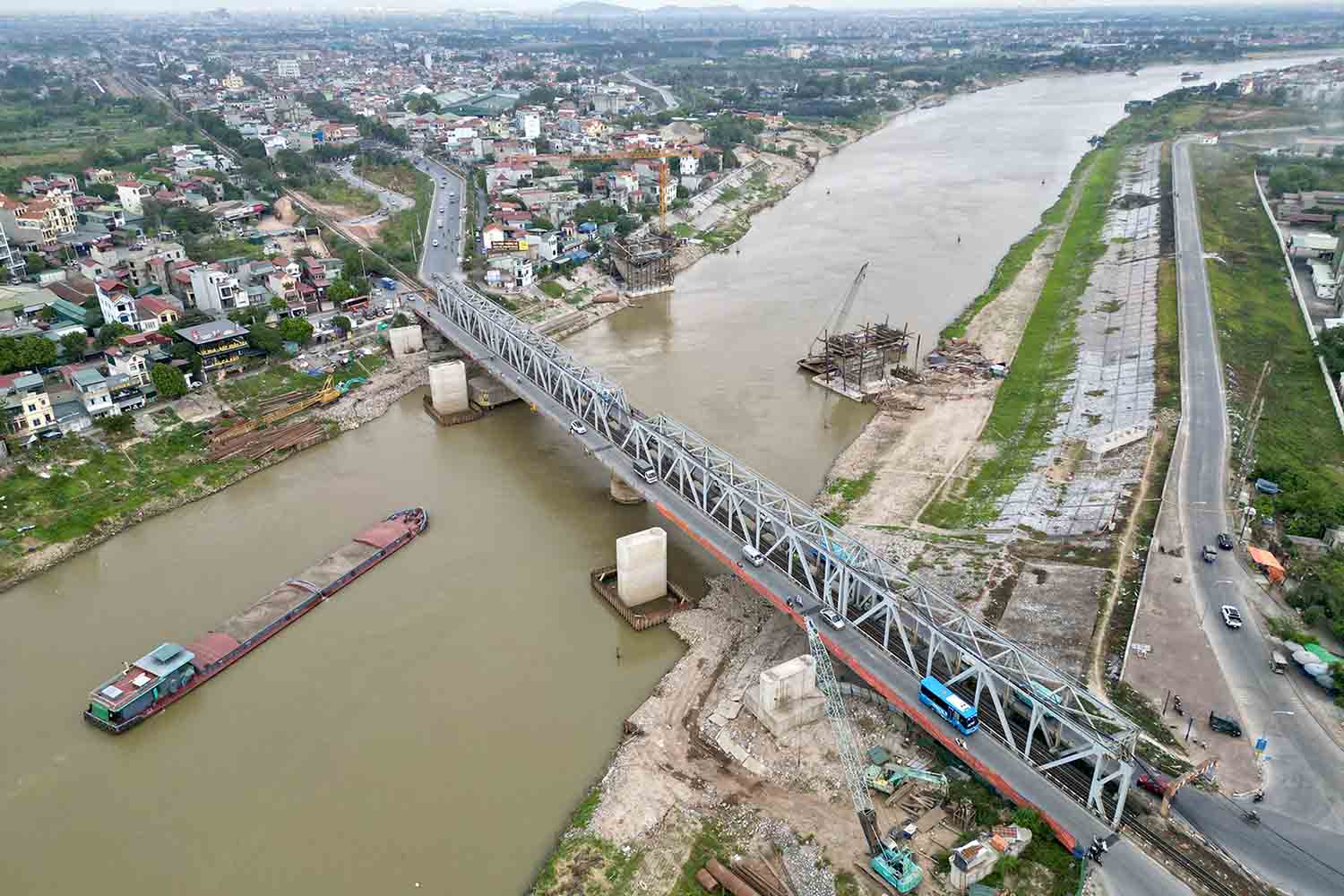 au duong sat co 6 nhip dam thep va dan thep dai 280m, duoc xay dung dam bao cho duong sat kho long 1.000mm va 1.435mm; toc do thiet ke 80km/h. Kho gioi han thong thuyen duoc phan ky dau tu voi tinh khong thong thuyen 7m, giai doan hoan thien 9,5m.