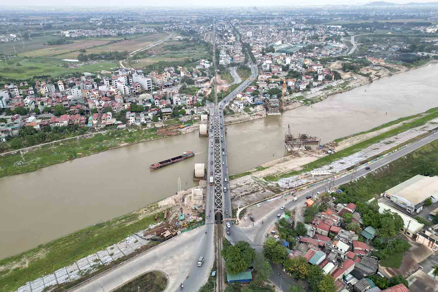 Cau duong bo va duong dan co diem dau tai nut giao cau Duong cu tren duong Ngo Gia Tu, thuoc quan Long Bien; diem cuoi tai nut giao giua duong Ha Huy Tap voi duong Phan Dang Luu, huyen Gia Lam, cach cau Duong cu khoang 100m ve phia ha luu. Anh: Huu Chanh