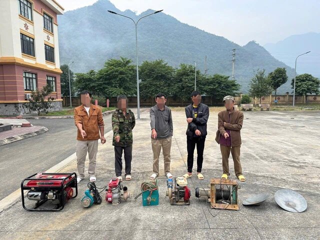 5 đối tượng "vàng tặc" tại cơ quan công an. Ảnh: Công an Mai Châu