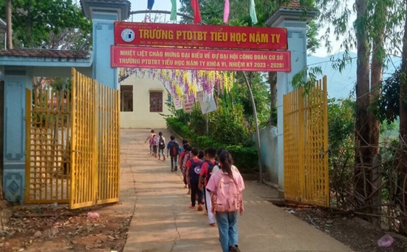 The principal of Nam Ty Primary Boarding School for Ethnic Minorities (Song Ma) resigned after the incident of poor quality boarding meals. Photo: Son La