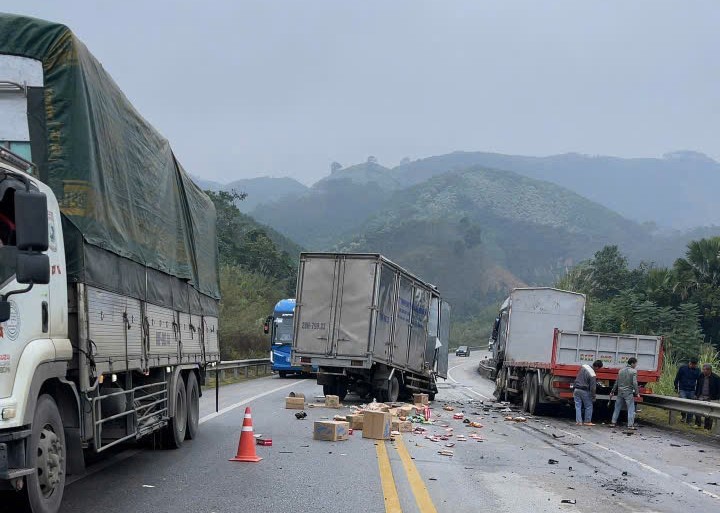 The scene of a serious accident on the Hanoi - Lao Cai highway that occurred this afternoon. Photo: Provided by the police