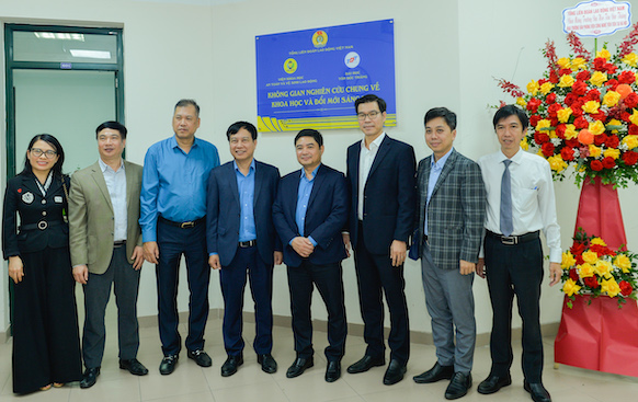 Delegates attend the opening ceremony of the Office of the Advanced Technology Institute of Ton Duc Thang University in Hanoi on the afternoon of December 4. Photo: Van Trang