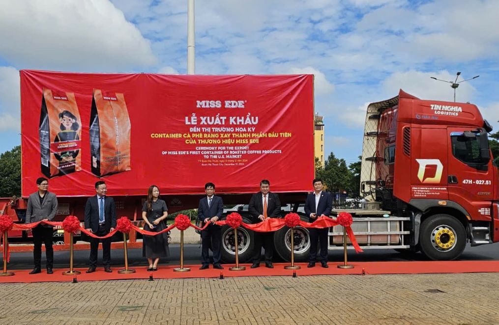 A container of Vietnamese-branded roasted coffee has just been exported to the United States. Photo: Thanh Quynh