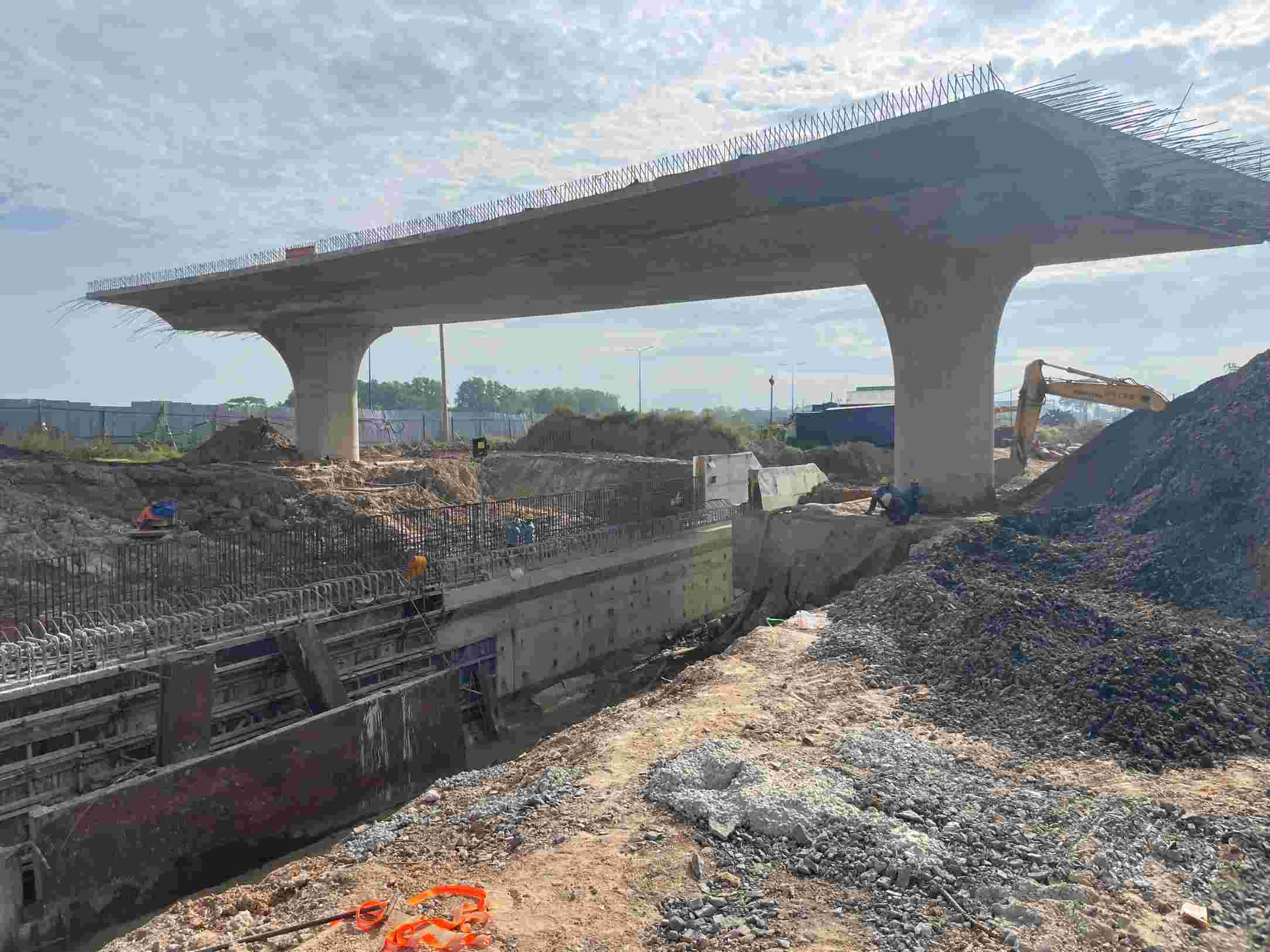 Construction of Binh Chuan intersection, Ho Chi Minh City Ring Road 3 project through Binh Duong. Photo: Dinh Trong