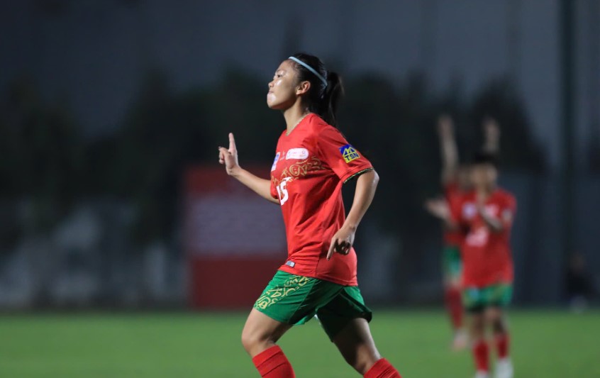 Striker Huynh Nhu contributed to helping the HCMC I team reach the semi-finals of the 2024 National Women's Football Cup. Photo: Minh Dan