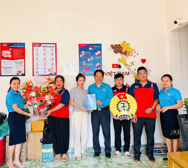 Mr. Nguyen Van Manh - Chairman of Bao Loc City Labor Federation (middle) presented the decision to establish the Trade Union of Tran Minh Hoang One Member Co., Ltd. Photo: D.NGOC