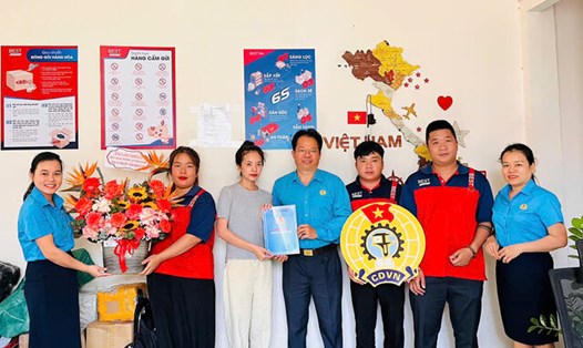 Ông Nguyễn Văn Mạnh - Chủ tịch Liên đoàn Lao động thành phố Bảo Lộc (ở giữa) trao quyết định thành lập Công đoàn Công ty TNHH MTV Trần Minh Hoàng. Ảnh: Đ.NGỌC