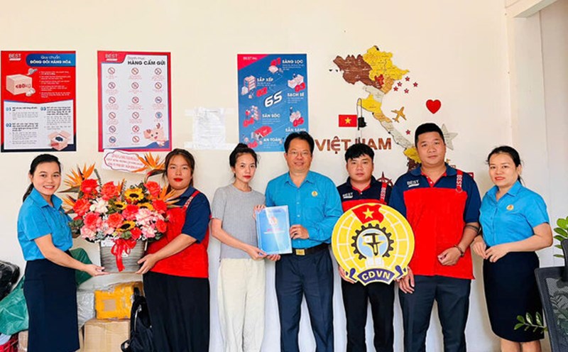 Mr. Nguyen Van Manh - Chairman of Bao Loc City Labor Federation (middle) presented the decision to establish the Trade Union of Tran Minh Hoang One Member Co., Ltd. Photo: D.NGOC