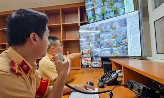 Cảnh sát giao thông tiếp nhận thông tin, dữ liệu vi phạm giao thông từ cá nhân, tổ chức. Ảnh: Tuấn Hiệp