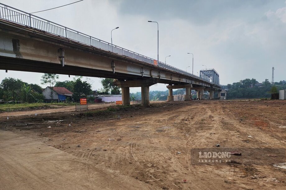 Mat bang xung quanh cau da duoc chuan bi de phuc vu cong tac pha do, thu don. Anh: To Cong.