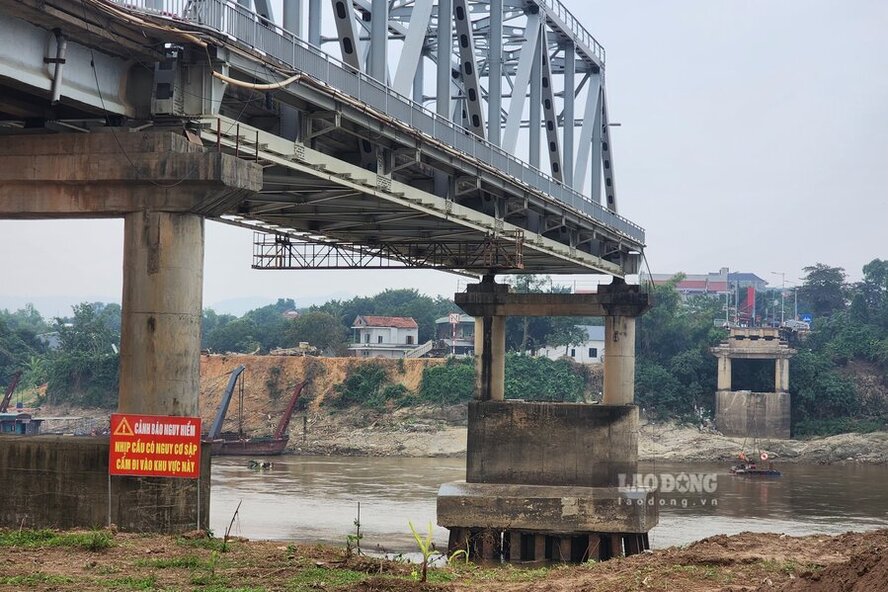 The remaining parts of Phong Chau bridge are mainly on the side of Phung Nguyen commune, Lam Thao district. Photo: To Cong.