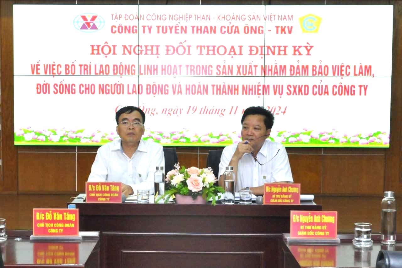 Leaders of Cua Ong Coal Selection Company talk with workers. Photo: Ngoc Nhung