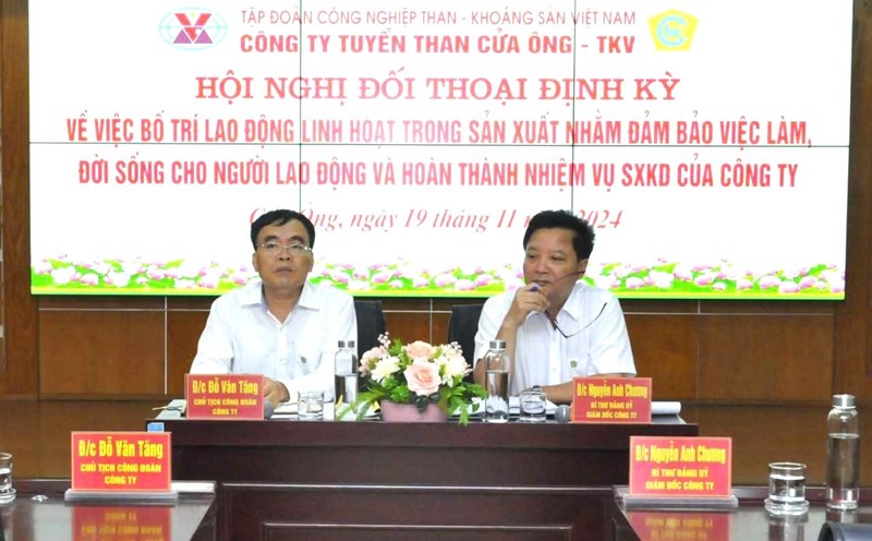 Leaders of Cua Ong Coal Selection Company talk with workers. Photo: Ngoc Nhung