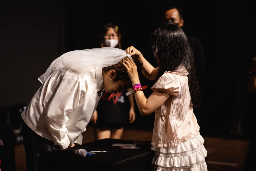 Singer Kay Tran is wearing a veil by a female fan. Photo: Facebook character