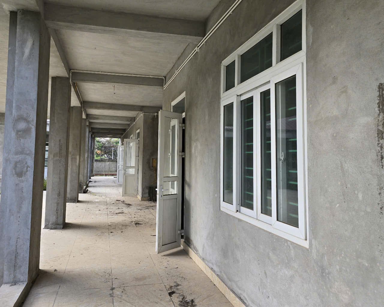 Day nha 3 tang cua diem truong Mam non khu B, xa Yen Thanh da co ban hoan thien xong phan tho nhung bo hoang suot nhieu nam nay. Anh: Nguyen Truong