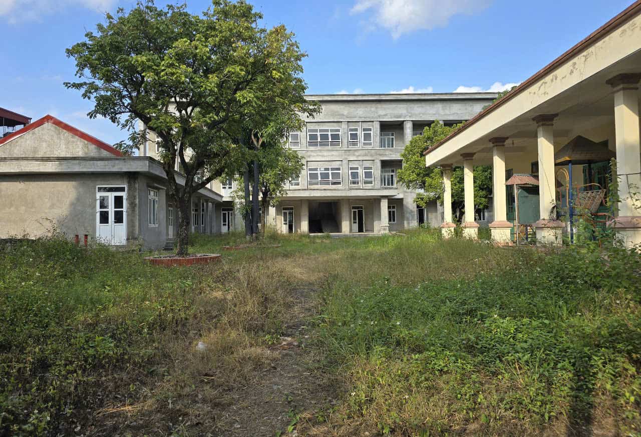 Area B of Yen Thanh Kindergarten, Yen Mo District (Ninh Binh) has a total investment of nearly 15 billion VND, but has been unfinished and abandoned for many years. Photo: Nguyen Truong