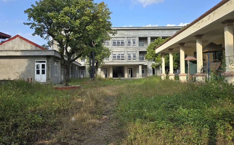 Area B of Yen Thanh Kindergarten, Yen Mo District (Ninh Binh) has a total investment of nearly 15 billion VND, but has been unfinished and abandoned for many years. Photo: Nguyen Truong