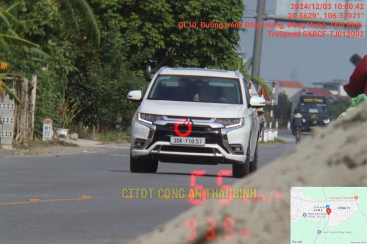 Image of a vehicle with Hanoi license plate being fined for speeding in Thai Binh. Photo: Thai Binh Police